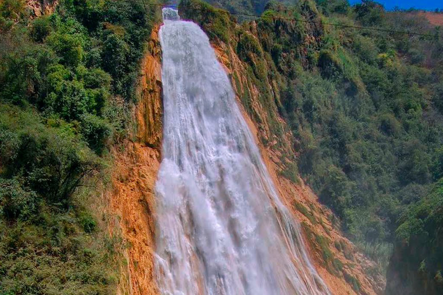 Velo de Novia es la caída de agua de mayor longitud del sistema de cascadas...