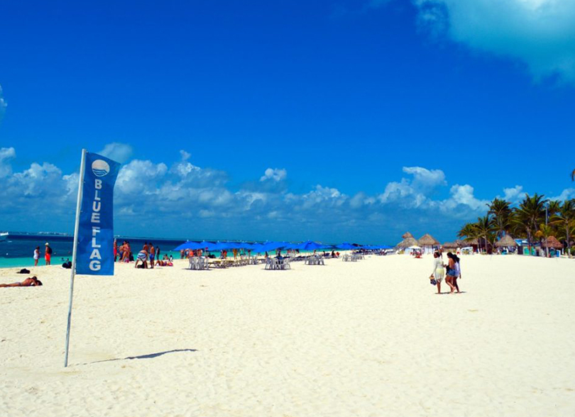 playa langosta cancun mexico