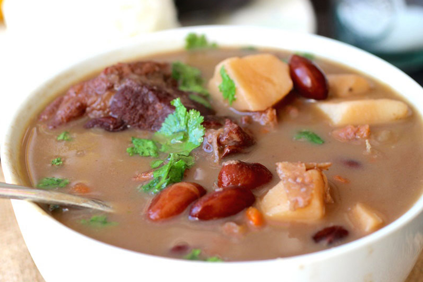 Sopa de frijoles blanco salvadoreno